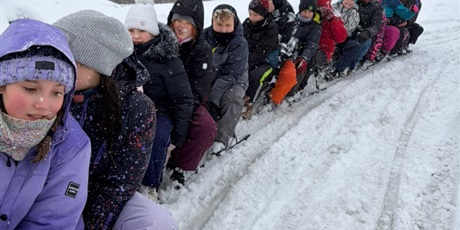 Powiększ grafikę: Klasa podczas wycieczki.