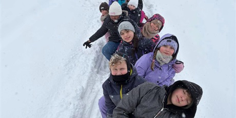 Powiększ grafikę: Klasa podczas wycieczki.