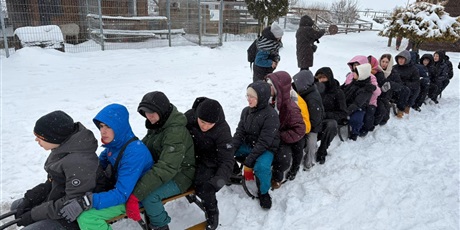 Powiększ grafikę: Klasa podczas wycieczki.