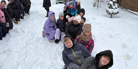 Powiększ grafikę: Klasa podczas wycieczki.