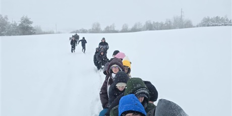 Powiększ grafikę: Klasa podczas wycieczki.