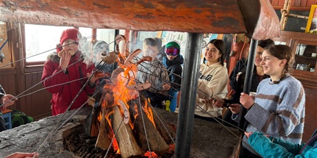 Powiększ grafikę: Klasa podczas wycieczki.