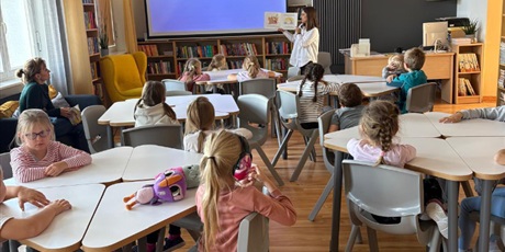 Powiększ grafikę: Lekcja biblioteczna dla dzieci z punktu przedszkolnego