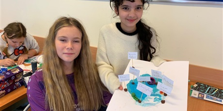 Powiększ grafikę: Uczniowie podczas zajęć