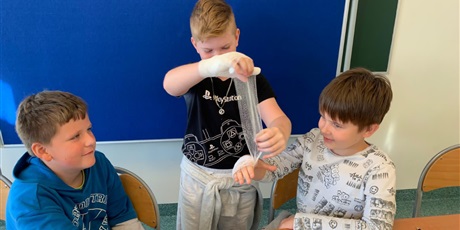 Powiększ grafikę: Uczniowie podczas zajęć.