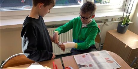 Powiększ grafikę: Uczniowie podczas zajęć.