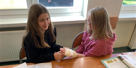 Powiększ grafikę: Uczniowie podczas zajęć.