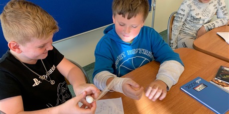 Powiększ grafikę: Uczniowie podczas zajęć.