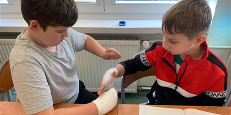 Powiększ grafikę: Uczniowie podczas zajęć.