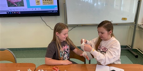 Powiększ grafikę: Uczniowie podczas zajęć.