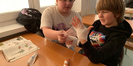 Powiększ grafikę: Uczniowie podczas zajęć.