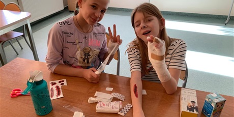 Powiększ grafikę: Uczniowie podczas zajęć.