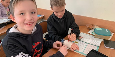 Powiększ grafikę: Uczniowie podczas zajęć.