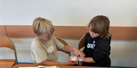 Powiększ grafikę: Uczniowie podczas zajęć.