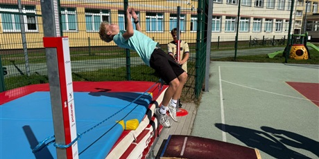 Powiększ grafikę: Lekcja wychowania fizycznego w klasie 8