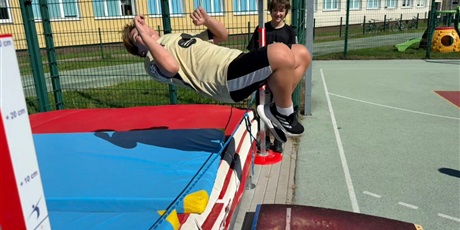 Powiększ grafikę: Lekcja wychowania fizycznego w klasie 8