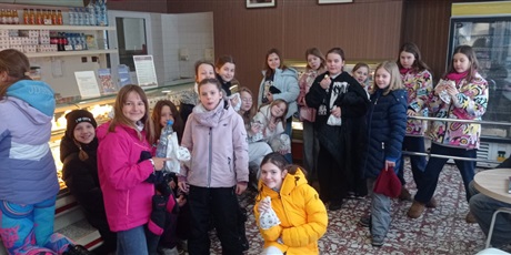 Powiększ grafikę: Dzieci podczas wyjścia do piekarni