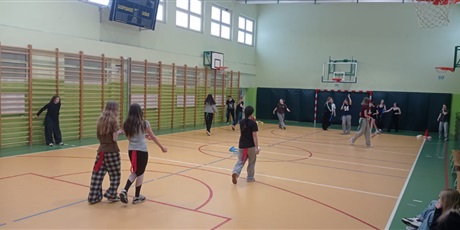 Powiększ grafikę: Dzieci podczas wyjścia do piekarni