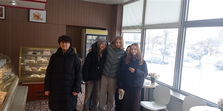 Powiększ grafikę: Dzieci podczas wyjścia do piekarni