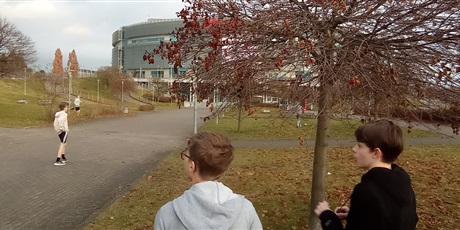 Powiększ grafikę: Lekcja wychowania fizycznego w klasie 7b