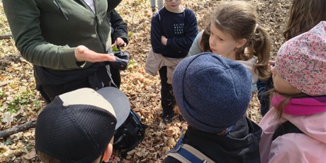 Powiększ grafikę: Uczniowie podczas wycieczki