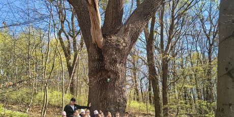 Powiększ grafikę: Uczniowie podczas wycieczki