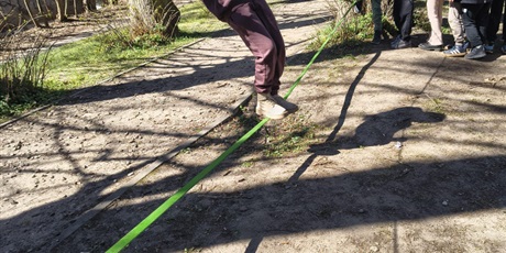 Powiększ grafikę: Uczniowie podczas wycieczki