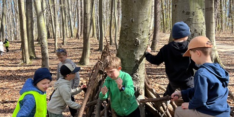 Powiększ grafikę: Uczniowie podczas wycieczki