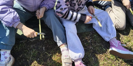 Powiększ grafikę: Uczniowie podczas wycieczki