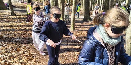 Powiększ grafikę: Uczniowie podczas wycieczki