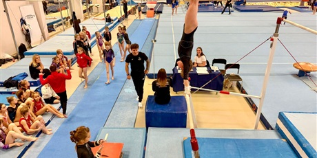 Powiększ grafikę: Uczennica podczas zawodów.