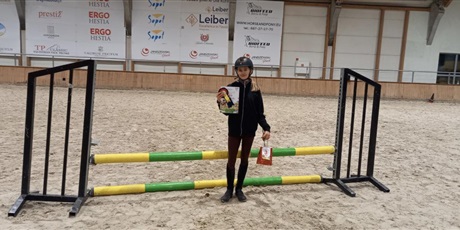 Powiększ grafikę: Uczennica z nagrodą