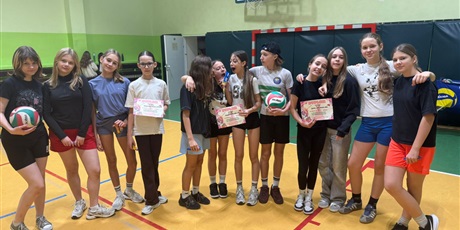 Powiększ grafikę: Dziewczyny podczas turnieju