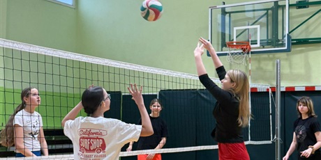 Powiększ grafikę: Dziewczyny podczas turnieju