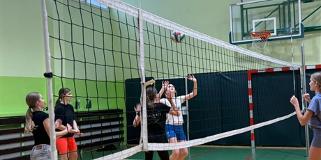 Powiększ grafikę: Dziewczyny podczas turnieju