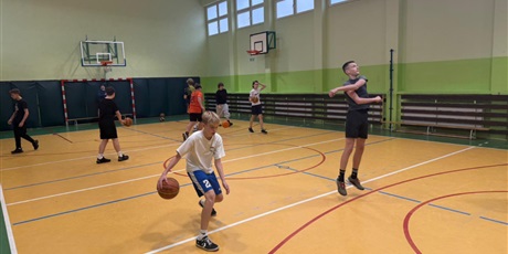Powiększ grafikę: Turniej sportowy w klasach ósmych.