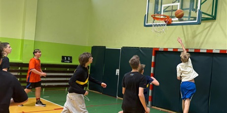 Powiększ grafikę: Turniej sportowy w klasach ósmych.