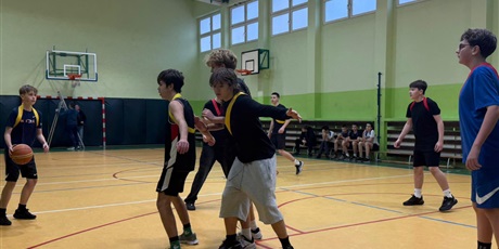 Powiększ grafikę: Turniej sportowy w klasach ósmych.