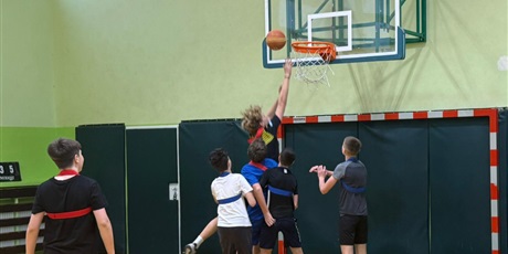 Powiększ grafikę: Turniej sportowy w klasach ósmych.