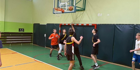 Powiększ grafikę: Turniej sportowy w klasach ósmych.