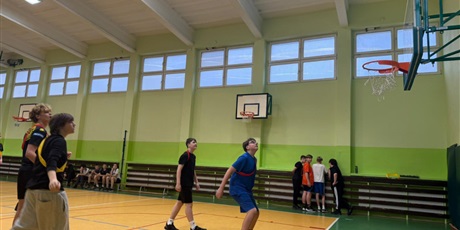 Powiększ grafikę: Turniej sportowy w klasach ósmych.