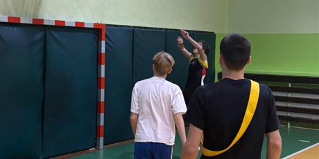 Powiększ grafikę: Turniej sportowy w klasach ósmych.