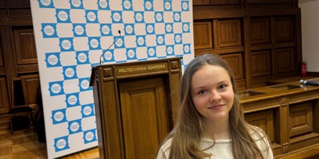 Powiększ grafikę: Uczennica podczas gali