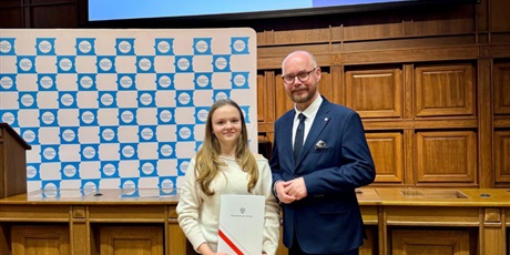 Powiększ grafikę: Uczennica podczas gali