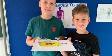 Powiększ grafikę: Uczniowie podczas zajęć