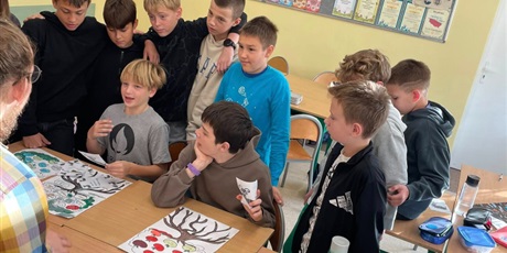 Powiększ grafikę: Uczniowie podczas warsztatów