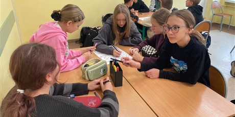 Powiększ grafikę: Uczniowie podczas warsztatów