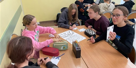 Powiększ grafikę: Uczniowie podczas warsztatów