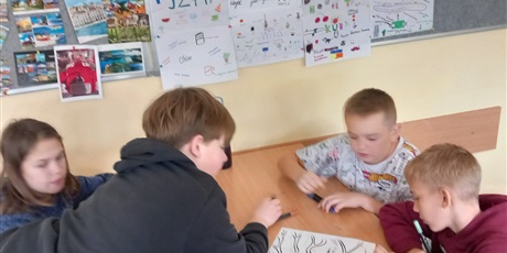 Powiększ grafikę: Uczniowie podczas warsztatów