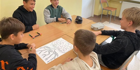 Powiększ grafikę: Uczniowie podczas warsztatów